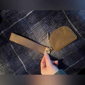 Lululemon dual pouch (with one pouch)